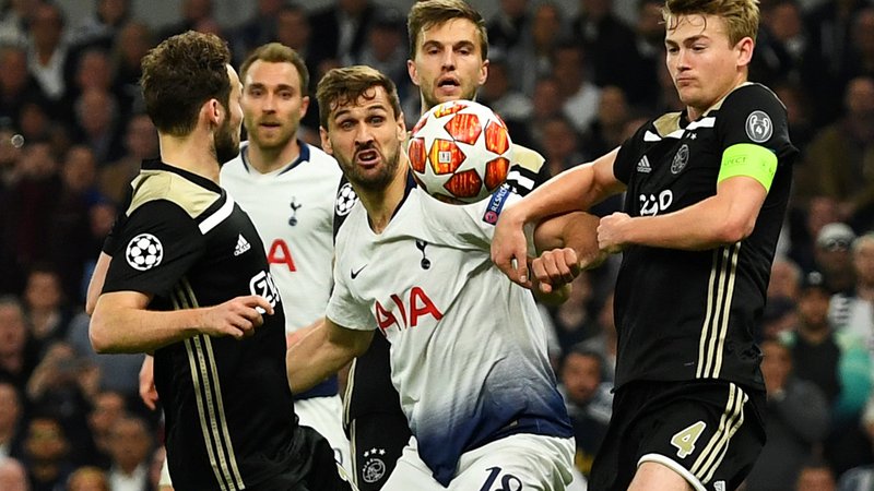 Fotografija: Španski napadalec pri Tottenhamu Fernando Llorente je bil nenehoma v primežu Ajaxovih branilcev. Med njimi je bil najvidnejši najmlajši kapetan v polfinalih lige prvakov Matthijs de Ligt. FOTO:  Reuters