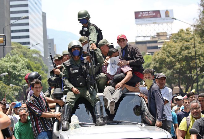 Umrl je protestnik v mestu La Victoria. FOTO: Carlos Eduardo Ramirez/Reuters