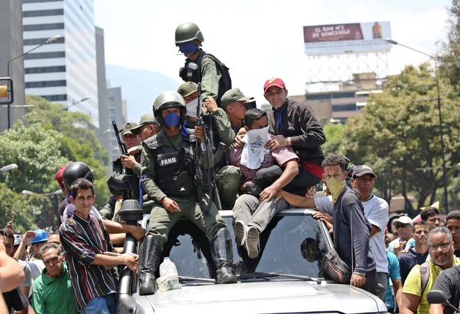 Umrl je protestnik v mestu La Victoria. FOTO: Carlos Eduardo Ramirez/Reuters