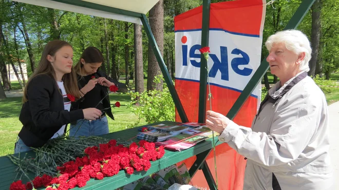 Rdeči nageljni za vse udeležence prvomajskega shoda. FOTO: Mateja Kotnik