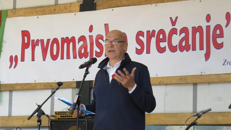 Fotografija: Na prvomajskem srečanju na Debencu je zbranim spregovoril Ladi Rožič, generalni sekretar Sindikata delavcev trgovine Slovenije. FOTO: Bojan Rajšek/Delo