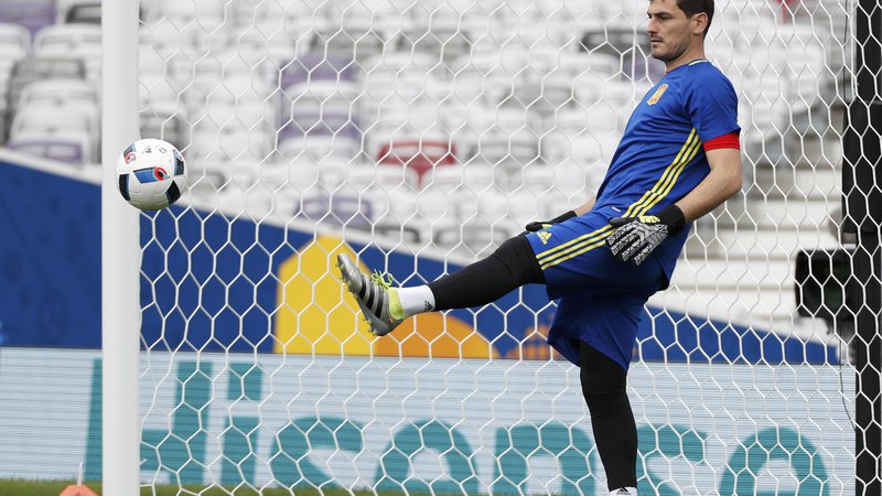 Fotografija: Iker Casillas med treningom za špansko nogometno reprezentanco. FOTO: Vincent Kessler/Reuters