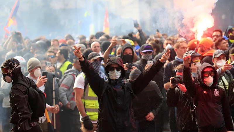 Fotografija: Maskirani protestniki so se spopadli s policijo. FOTO: Gonzalo Fuentes/Reuters