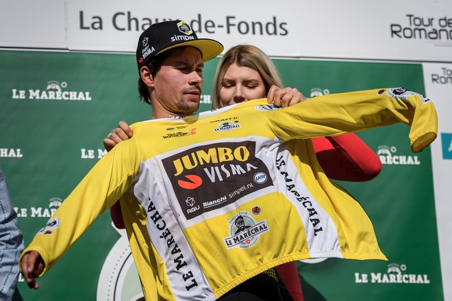 Roglič že od lani ve, kako je nositi rumeno majico v Romandiji, lani jo je prav tako oblekel na drugi dan dirke. FOTO: AFP