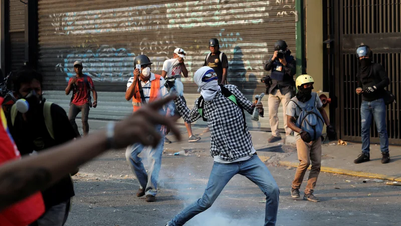 Fotografija: Na ulicah caracasa je nemirno. FOTO: Stringer Reuters