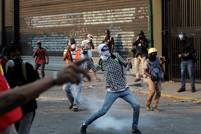 Na ulicah caracasa je nemirno. FOTO: Stringer Reuters