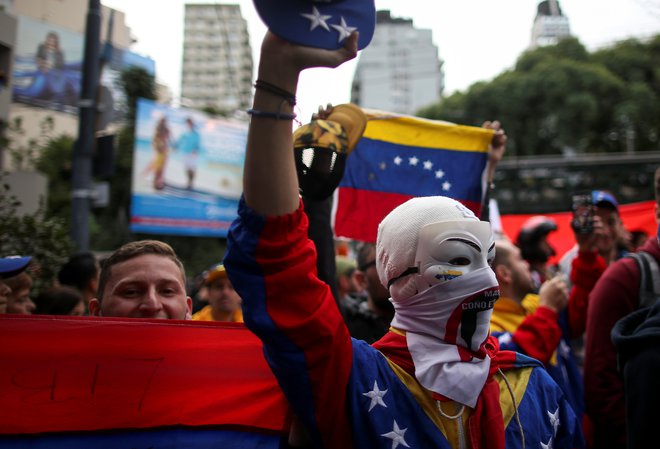 Podporniki Juana Guaidoja so zavzeli ulice Venezuele. FOTO: Agustin Marcarian/Reuters