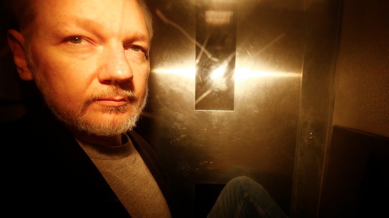 Fotografija: Julian Assange včeraj ob prihodu na sodišče. FOTO: Henry Nicholls/Reuters