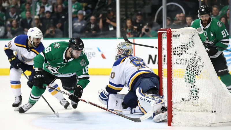 Fotografija: Takole je Jason Dickinson (Dallas, št. 16) matiral vratarja St. Louisa. FOTO: AFP