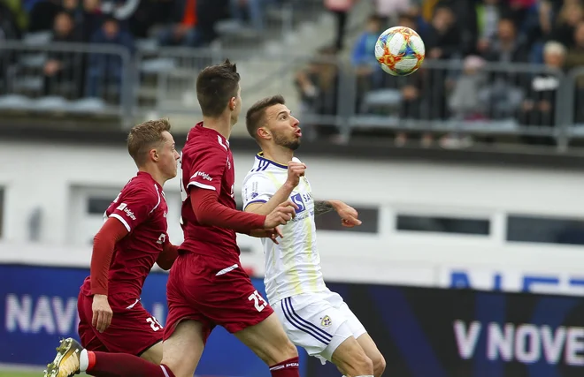 Nogometaši Triglava so v zadnji minuti tekme zapravili pomembne tri točke v boju za osmo mesto. FOTO: Jože Suhadolnik/Delo