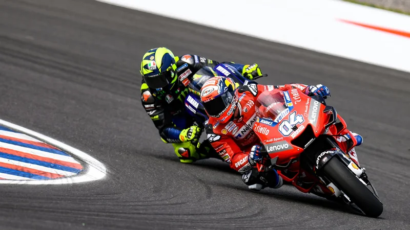 Fotografija: Andrei Doviziosu vneto diha za ovratnik Valentino Rossi. FOTO: Motogp.com