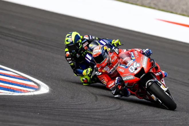 Andrei Doviziosu vneto diha za ovratnik Valentino Rossi. FOTO: Motogp.com