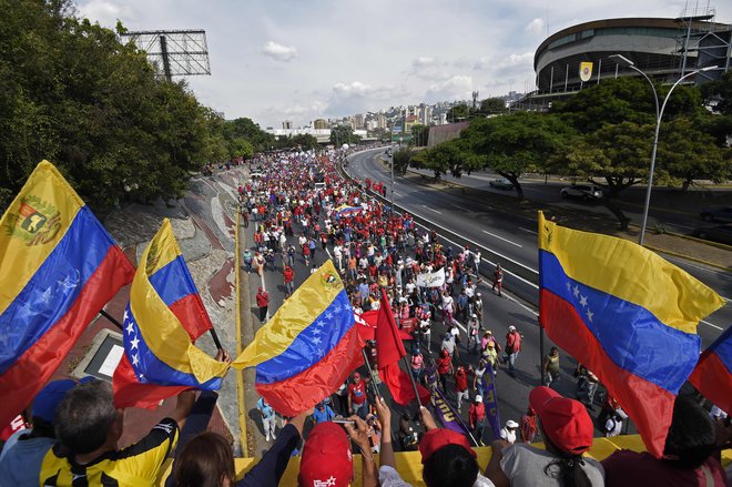 Madurovi privrženci so se po spodletelem poskusu opozicijskega prevzema oblasti množično podali na ulice Caracasa. FOTO: AFP