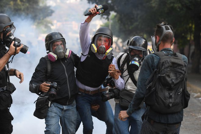 Tarča državnega nasilja so tudi novinarji. FOTO: AFP