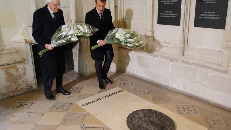 Fotografija: Sergio Mattarella (L) in Emmanuel Macron na Leonardovem grobu. FOTO: Philippe Wojazer/Afp