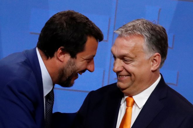 Matteo Salvini in Viktor Orbán, »junaka, ki sta ustavila migracijo na morju in kopnem«. FOTO: REUTERS/Bernadett Szabo