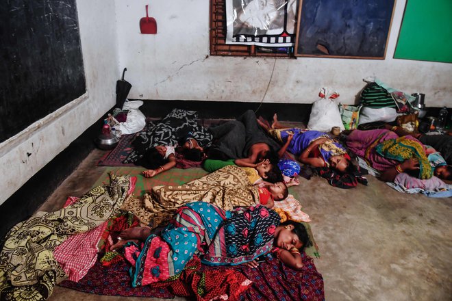 Številni prebivalci so se začasno izselili iz ogroženega območja. FOTO: Dibyangshu Sarkar/AFP