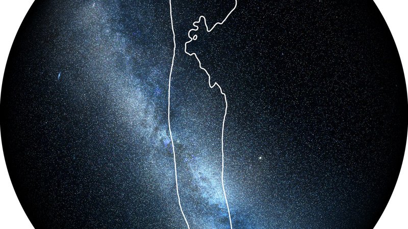 Fotografija: Obkroženo je območje, od koder je prišel šibek signal zlitja črne luknje in nevtronske zvezde. Območje so zožali na tri odstotke celotnega neba. FOTO: LIGO/Virgo/NASA/Leo Singer (Slika Rimske ceste: Axel Mellinger) 