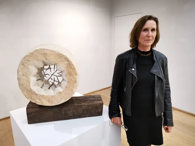 Gail Claire Morris ob skulpturi Introversion v Mestni galeriji Piran.
