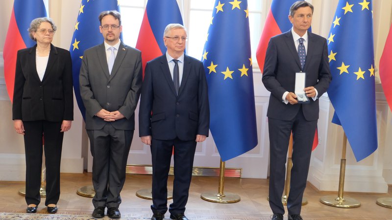 Fotografija: Marija, Dušan in Francek Mukič na podelitvi medalje za zasluge pri predsedniku Borutu Pahorju Foto Silva Eöry
