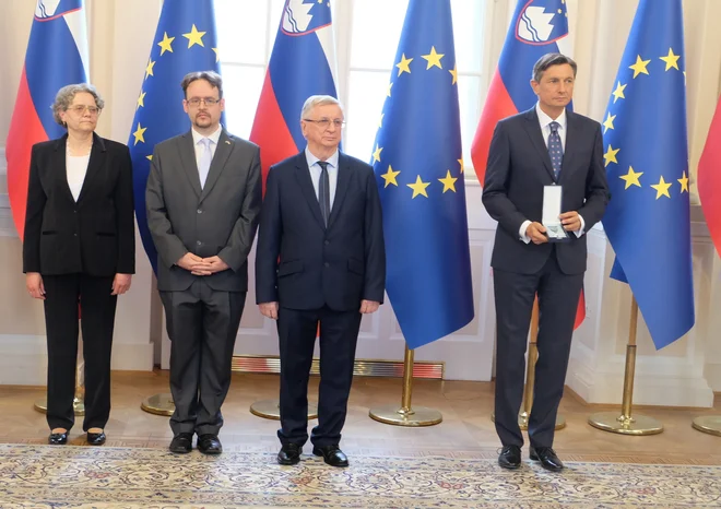 Marija, Dušan in Francek Mukič na podelitvi medalje za zasluge pri predsedniku Borutu Pahorju Foto Silva Eöry