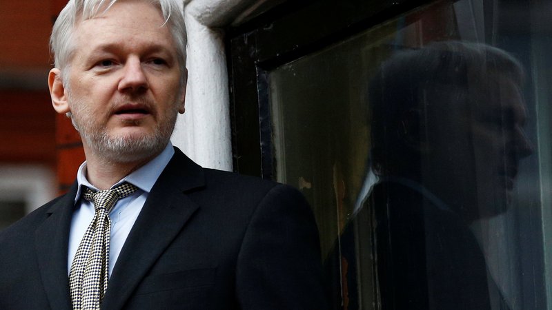 Fotografija: Britansko sodišče je Assangea obsodilo na 50 tednov zaporne kazni, ker je kršil določila pogojnega izpusta. FOTO: Reuters