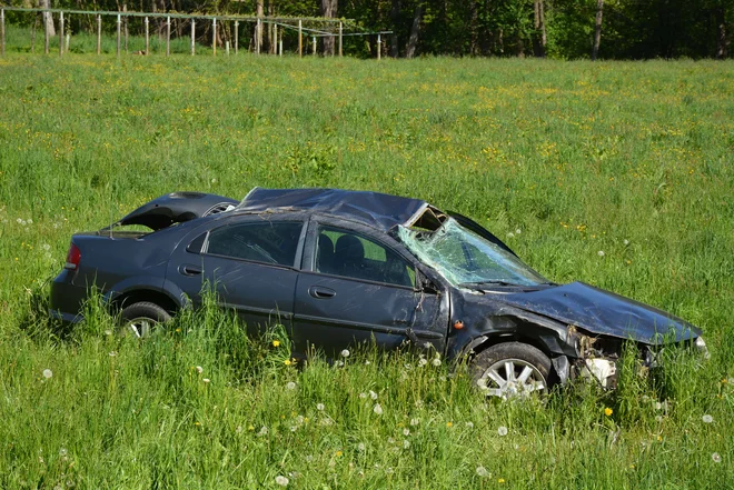 Avto leži na vodovarstvenem območju. FOTO: Oste Bakal