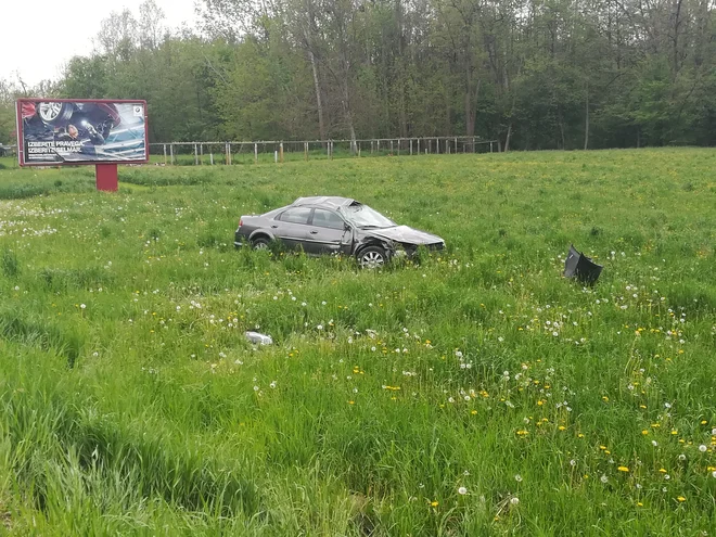 Avto leži na vodovarstvenem območju. FOTO: Oste Bakal