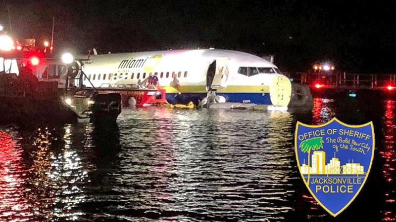 Fotografija: Zakupljeno letalo, ki ga upravlja Miami Air International, je letelo iz zaliva Guantanamo proti vojaški bazi v mestu Jacksonville. FOTO: Reuters