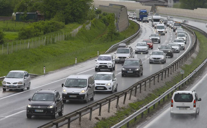 Zgoščen promet je na Logu pri Brezovici in na severni ljubljanski obvoznici. FOTO: Jože Suhadolnik
