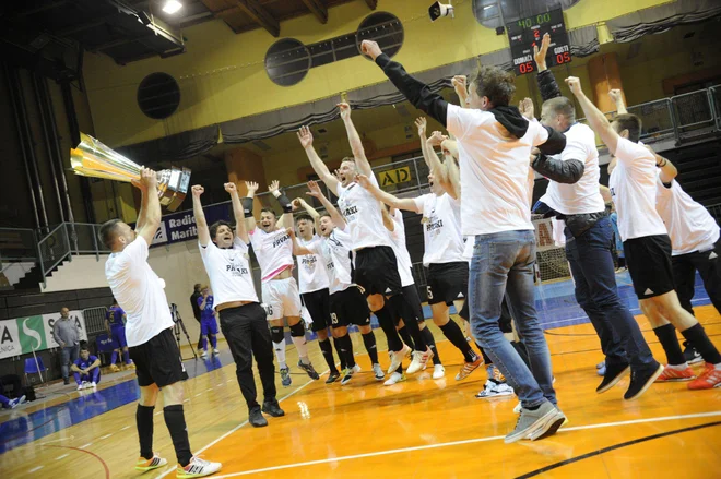 Tretjega zaporednega naslova v dvoranskem nogometu so se veselili pri moštvu Dobovec Pivovarna Kozel. FOTO Drago Perko