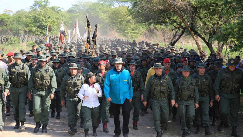 Fotografija: Venezuelski predsednik Maduro hodi ob boku obrambnega ministra in predstavnikov vojske med njegovim obiskom vojaškega oporišča v El Pau. FOTO: Reuters