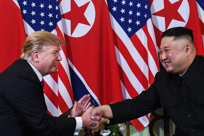 Trump in Kim med srečanjem v vietnamski prestolnici Hanoi februarja letos. FOTO: Saul Loeb/AFP