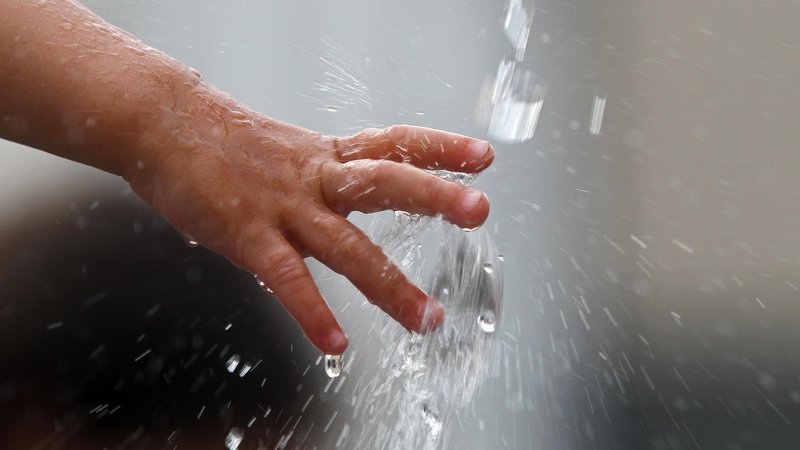 Fotografija: Umivanje rok je osnovni ukrep za preprečevanje širjenja nalezljivih bolezni. FOTO: Blaž Samec/delo