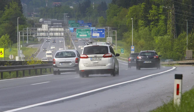 Zaradi burje je na hitri cesti Nova Gorica-Razdrto med razcepom Nanos in Selom in na regionalni cesti Vipava-Ajdovščina prepovedan promet za kamp prikolice, hladilnike in vozila z ponjavami do 8 ton. FOTO: Jože Suhadolnik