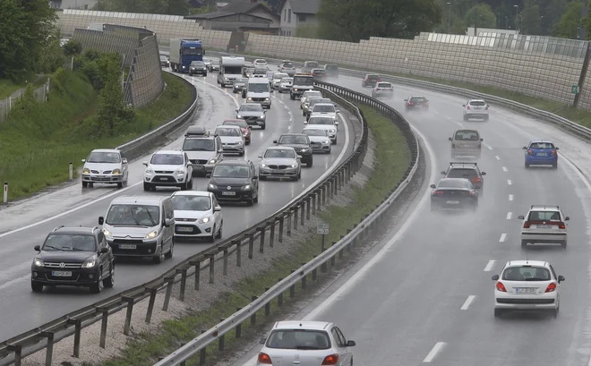 Zgoščen promet je na Logu pri Brezovici in na severni ljubljanski obvoznici. FOTO: Jože Suhadolnik