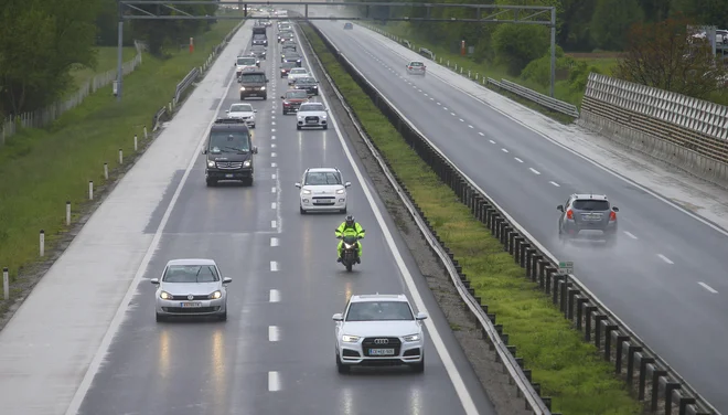 Danes velja omejitev prometa tovornih vozil, katerih največja dovoljena masa presega 7,5 ton med 8. in 21. FOTO: Jože Suhadolnik