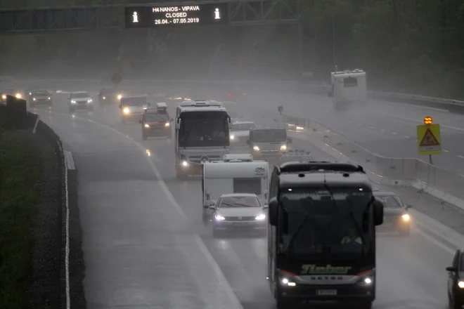 Zgoščen promet na Ravbarkomandi. FOTO: Mavric Pivk