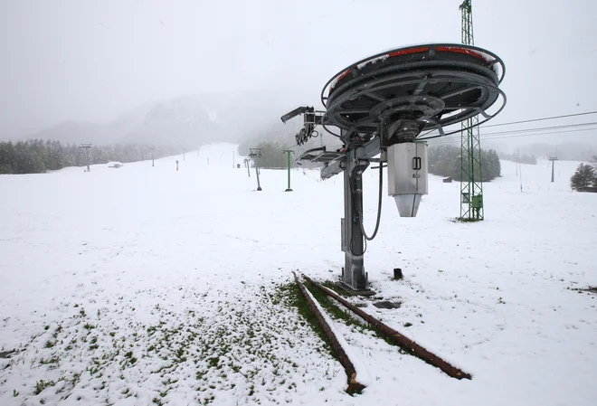 Ohladitev je danes zjutraj dosegla Slovenijo. Zapihali so vetrovi severovzhodne smeri in v višjeležeče kraje prinesli zimo. FOTO: Jože Suhadolnik