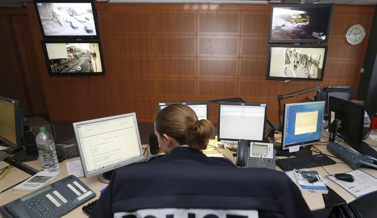 Fotografija: Varnostno-nadzorni center je najpomembnejši del v sistemu zasebnega varovanja. Foto Reuters