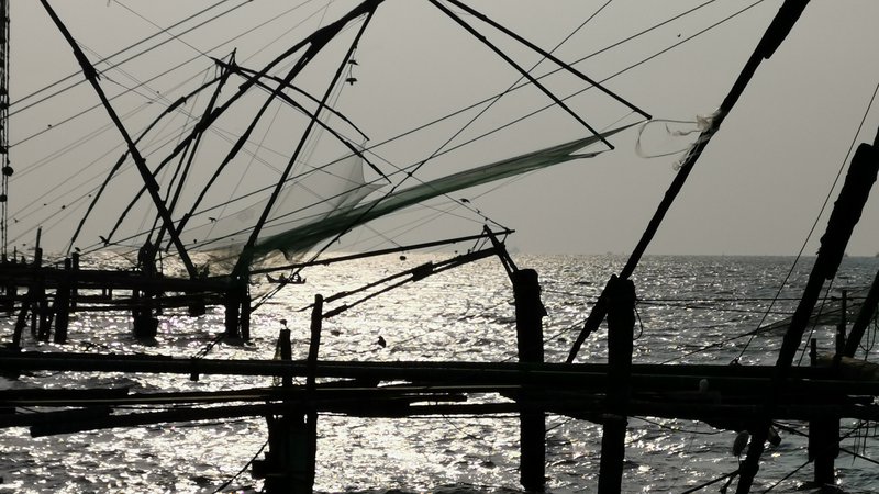Fotografija: Stare kitajske mreže (Kochin) še danes lovijo ribe. Foto Boris Šuligoj