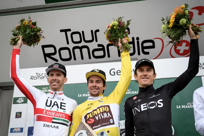 Roglič si je oder za zmagovalce delil z izbrano družbo, na 2. mestu je končal svetovni prvak iz leta 2013 Rui Costa (levo), na 3. pa lanski zmagovalec Toura Geraint Thomas (desno). FOTO: Fabrice Coffrini/AFP