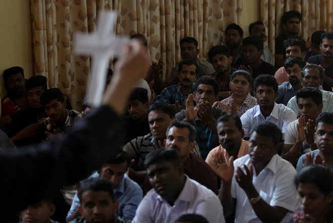 Šrilanška katoliška cerkev je zaradi grožnje novih bombnih napadov na najmanj dve cerkvi odpovedala za danes predvideno ponovno organizacijo javnih maš. FOTO: Danish Siddiqui/Reuters