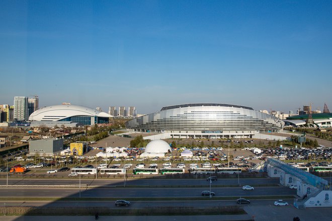 Športno infrastrukturo (levo kolesarsko dirkališče, desno nogometni štadion) bi Nur-Sultanu lahko zavidalo marsikatero evropsko mesto. FOTO: Matic Klanšek Velej/Sportida