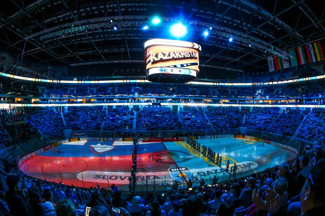 Hokejska dvorana Baris je na tekmah lige KHL bolje obiskana kot nogometni štadion, izjema je bila le liga prvakov leta 2015. FOTO: Matic Klanšek Velej/Sportida