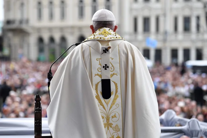 Na usodo beguncev bo papež opozoril v ponedeljek zjutraj, ko bo obiskal begunsko taborišče v Sofiji. FOTO: Andreas Solaro/AFP