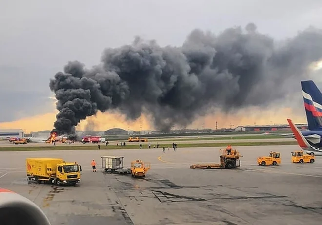 Na letalu je bilo 73 potnikov in pet članov posadke. FOTO: AFP