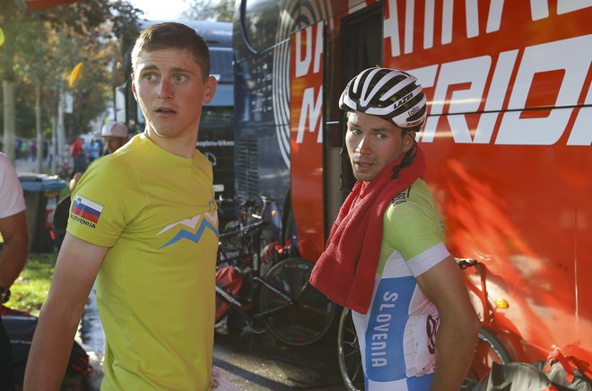 Primož Roglič (desno) in Matej Mohorič (levo) skrbita za to, da  slovensko kolesarstvo kljub majhni bazi tekmovalcev dosega vrhunske rezultate. FOTO: Jože Suhadolnik/Delo