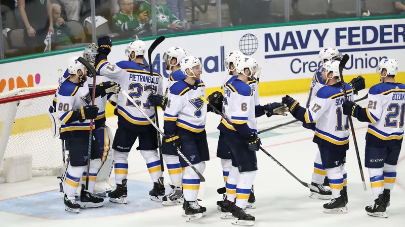 Fotografija: Hokejisti moštva St. Louis Blues so se takole veselili tretje zmage nad Dallas Stars. FOTO: AFP
