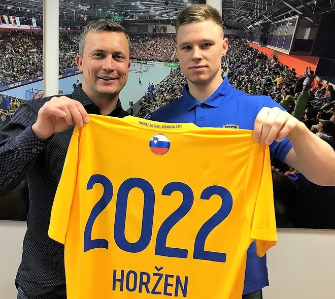 Direktor Rok Plankelj in Kristjan Horžen sta se podpisala pod novo pogodbo, s katero bo mladi krožni napadalec v Celju ostal vsaj do leta 2022. FOTO: CPL